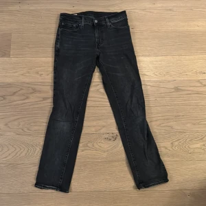 Levis 511 - Snygga Levi’s 511 i fint skick.  Tveka inte att höra av dig vid funderingar!