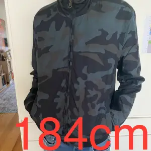 MODELLEN ÄR 184CM! Sjukt snygg woolrich Windbreaker perfekt till hösten 🍁 Storlek S ✅ Skick 8/10🌟 Vid minsta fråga eller fundering tveka inte att höra av dig // legitsthlmresell