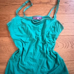 Turkost linne - Jättesnyggt turkost linne, i storlek M men skulle säga att det är ganska tajt så skulle säkert passa bra som S också. 