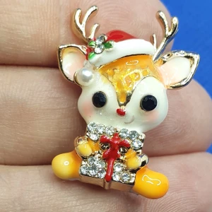 Söt julbrosch - Mått på denna är ca 3.2 × 2.5 cm, broschen är oanvänd. ✨️Titta igenom alla mina upplagda och köp fler saker i bundle för att spara på frakten och få allt du köpt i ett och samma paket✨️