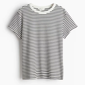randig t-shirt🖤🤍 - Jätte fin till en basic sthlmstil outfit med ett par strumpbyxor och en svart kjol♡