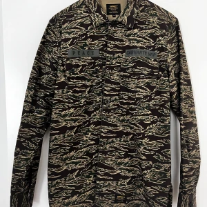 Carharrt skjorta  - Jätte fin carhartt skjorta som nästan aldrig är använd. Storlek M