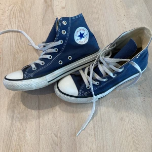 Converse All Star strl 34 - Converse skor blå i strl 34. I gott skick. Lite skavda på loggan bak, se bild. Annars inte slitna varken invändigt eller undertill.