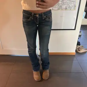 Säljer dessa low waist True religion jeans i strl 27. Endast använda fåtal gånger och nyskick💞 Innerbenslängd: 86cm Midjemått: 37cm   Köpta på plick i september detta året för 1050kr   