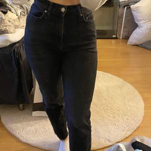 Grå/svarta jeans ifrån Gina Tricot i storlek 34/Xs. Rak modell och jag är 160, jeansen går ner till anklarna på mig. Sitter jättefint och är lite stretchiga. Använda men bra skick, inga defekter.