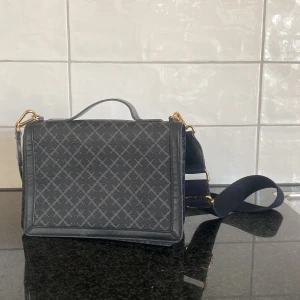 Loenna Axelremsväska  - Snygg axelremsväska från Marlene Birger, har aldrig använt är bra skick och har inga skador ❤️❤️ Om ni vill har mer bilder skicka gärna meddelande! 