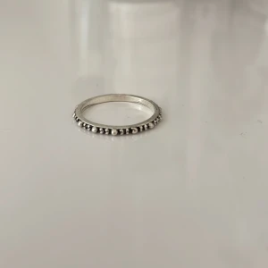 Ring - Har små jack på insidan men det syns inte när den är på fingret, ringen är inte justerbar, 1,9cm bred (hålet)