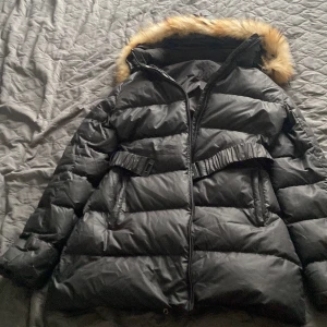 Armani dam jacka med äkta päls - (Pris kan diskuteras) Armani dam jacka i perfekt skick inga skador eller trasiga delar jätte fin pälsen är äkta och i ny skick jackan är använd 1 gång pälsen har aldrig tvättas och jackan är som ny både varm och skön nypris 5600