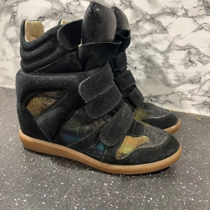 Isabel marant skor  - Säljer mina jättefina Isabel marant skor. Dom är självklart äkta. Endast använda ett fåtal gånger. Säljer dom pga att dom inte kommit till användning så mycket. Dom är i fint skick!💕