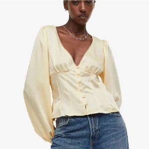 Gul topp - Super snygg gul topp! Aldrig använd endast testad 💕kom privat för egna bilder 