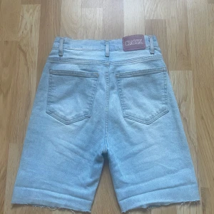 Jeans shorts - Väldigt snygga shorts sitter så fint på kroppen!
