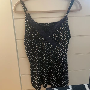 y2k linne - mörkblått prickigt y2k linne. Storlek M men passar mig som är S
