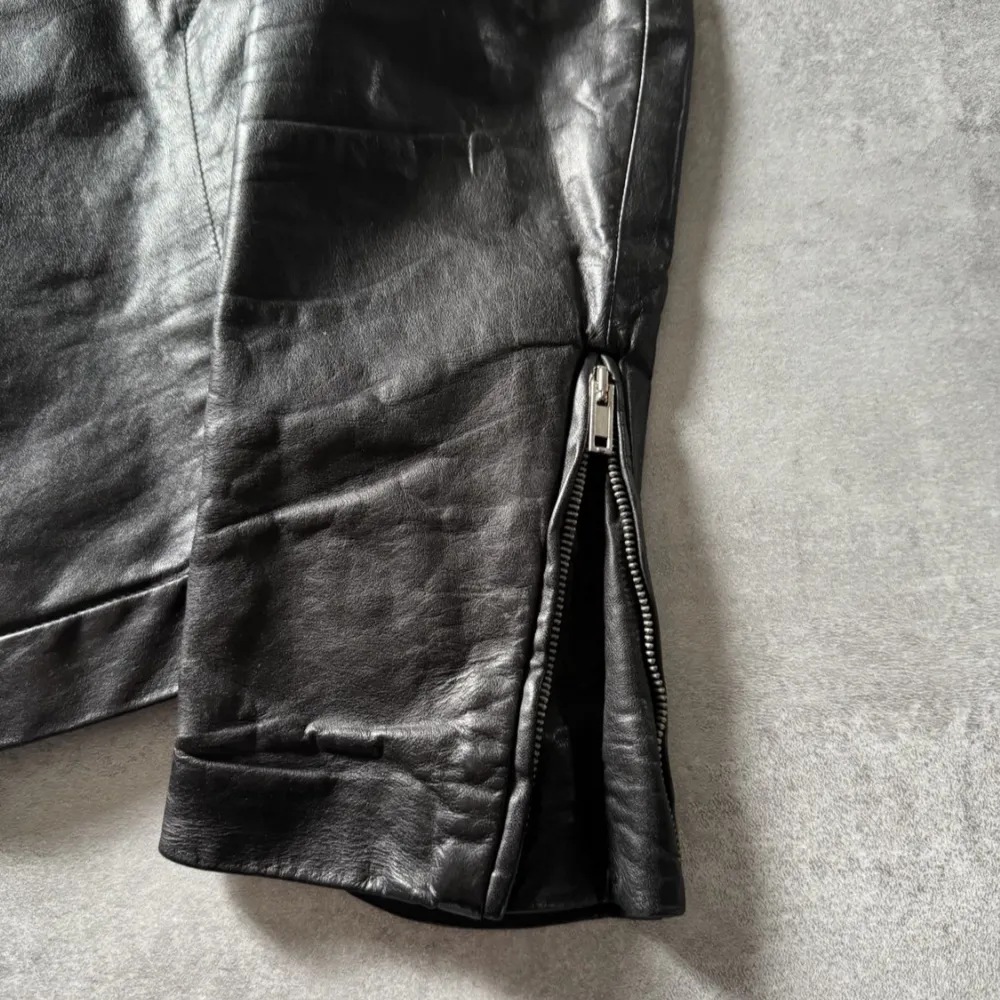 Rick Owens Biker Calf Leather Shadow Jacket just note that a zipper pull is missing from one arm. Length - 67cm / Sleeves - 67cm / Shoulders - 40cm. Marked as size M.. Jackor.