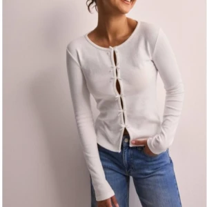 Söt tröja - Så söt tröja med små rosetter🥰