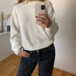 Vit stickad tröja - Säljer denna vita stickade då den inte längre används. Bra skick men lite nopprig🤍