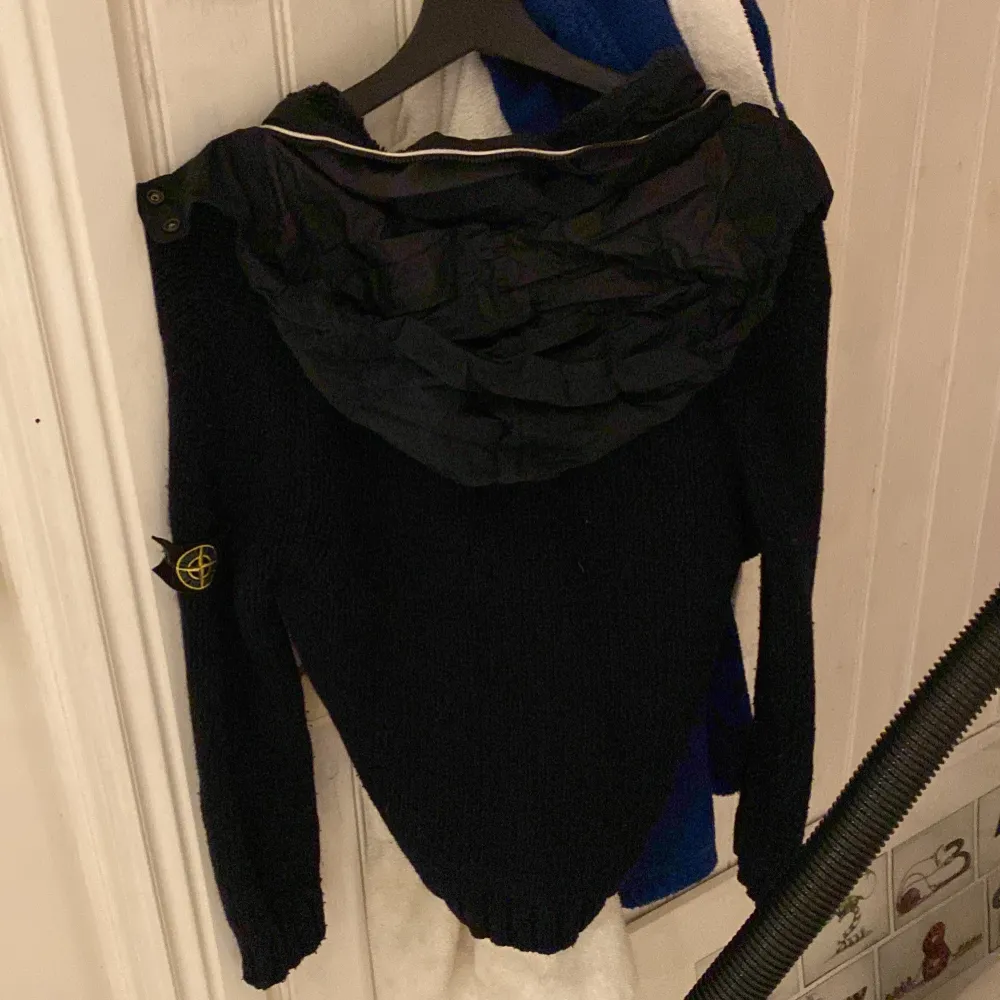 Säljer denna snygga cardigan i storlek 152 men den passar hela vägen upp till en som är 175 cm då jag kunde ha den tills jag växte ifrån 175. Den har en luva men som även går att veckla in som man ser på sista bilden.. Hoodies.