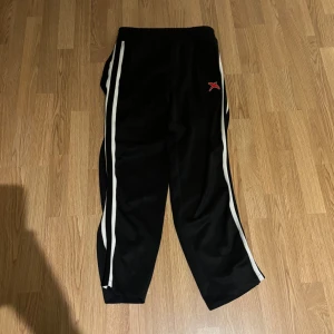 Axel arigato byxor  - Axel arigato byxor i storlek M passar L. Finns inga defekter, skick 9/10. 