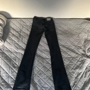 Svarta Crocker jeans  - Säljer dessa jätte snygga Crocker jeans dom har en stretchig passform och är low waist dom har storlek 24/32. Jag säljer dessa jeansen för att dom tyvärr är för små. Skriv om ni har fler frågor priset går också att diskutera vid snabba affär ❤️