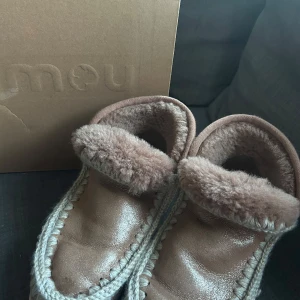 Mou skor - Nu skor i stl 40. Superfint skick, en liten tråd som sticker ut men som nog går att gömma under de andra trådarna. Annars fina och hela. Fluffet i skorna har lagt sig lite men är fortfarande fluffigt. Skicka för fler bilder, gick inte att lägga till.