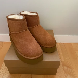 Uggs 38 - Helt nya Uggs i storlek 38 med upphöjda sulor. Aldrig använda pga ett felköp. Priset kan diskuteras vid snabb affär🤝