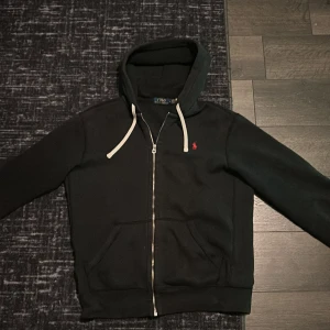 Ralph lauren hoodie - Säljer nu min zip hoodie i storlek M bra skick inga defekter