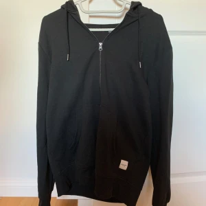 Zip up Hoodie Jack & Jones - Aldrig använd. Inga defekter.  Storlek L men sitter som M enligt mig.  