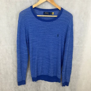 Ralph Lauren tröja - Riktigt soft raffe tröja i storlek L. Tröjan är i väldigt fint skick. Modellen är 185.