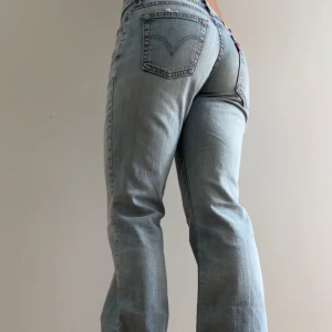 Levis jeans  - Levis jeans  W.25 L.32 Utsvängda & lågmidjad  Midjemått 35cm Innerbenslängd 78cm