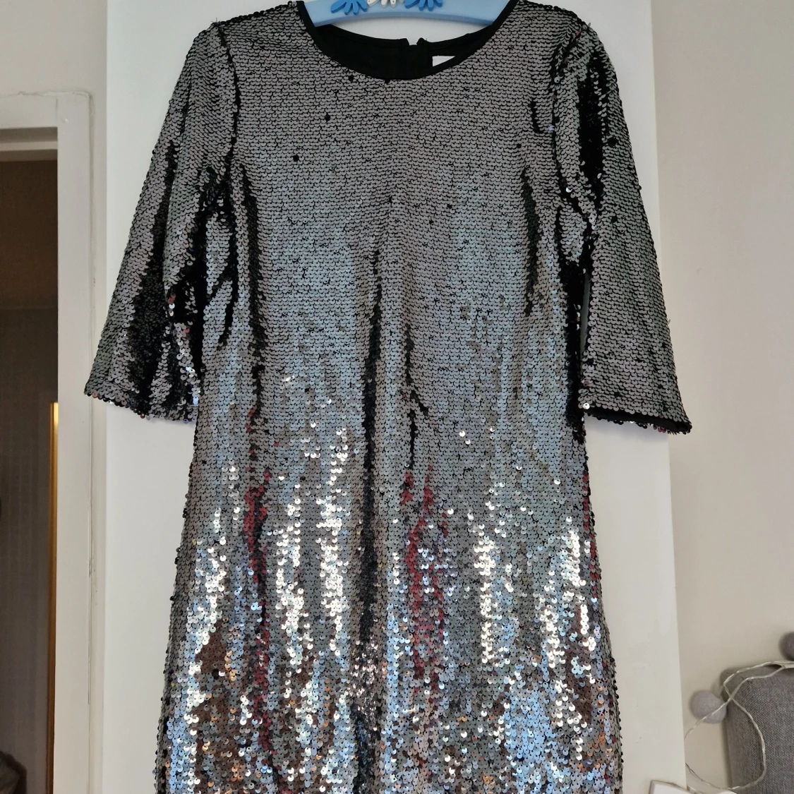 Glittrig paljettklänning  - 92