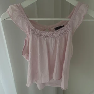 Rosa topp - Ljusrosa topp med volangärmar 💓💓var ett långt linne från början men klippt det kortare