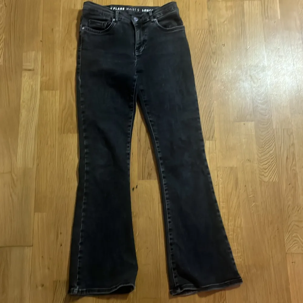 Svart grå färg, stretchig, low waist. Jeans & Byxor.