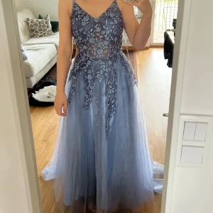 Blå balklänning - Har fått såå många komplimanger för den här otroliga blå balklänningen! ✨Upplagd för någon som är 155-160 med litet släp bak. Skriv för fler bilder och mått. Köpare betalar frakt 🚚 