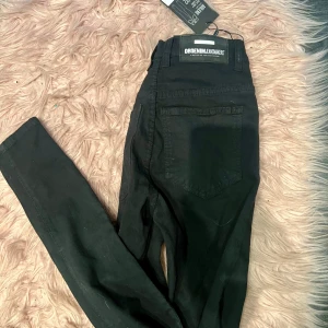 Svarta skinny jeans från Dr. Denim - Säljer ett par svarta skinny jeans från Dr. Denim, modell Arlene. De är högmidjade och har en tight passform. Perfekta för både vardag och fest! 🖤 Oanvända med prislapp kvar