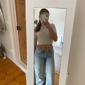 Ljusblå jeans - Säljer mina ljusblå jeans från Young Gina i storlek 152 men passar mig perfekt som vanligtvis bär xs. 