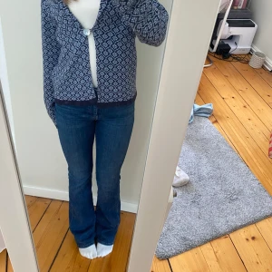 Mörkblå jeans från only - Jag säljer mina älskade onlyjeans eftersom jag har andra jag använder mer. De är nästan aldrig använda och därav har de inga skador. Kontakta om du vill diskutera pris. 