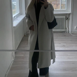 Vit kappa - Säljer denna fina kappan som är i nyskick. Storlek 40 men sitter bra på mig som vanligtvis bär s 🩷