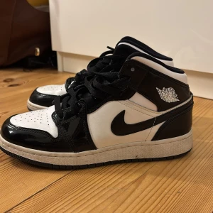 Nike Air Jordan 1 Mid - Säljer mina Jordan 1 mid, kommer inte till använd mer. Fint skick. Storlek 38.5❣️