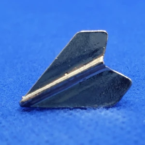 Pin - "Pappersflygplan" - Pin pappersflyg oanvänd. ✨️Titta igenom alla mina upplagda och köp fler saker i bundle för att spara på frakten och få allt du köpt i ett och samma paket✨️