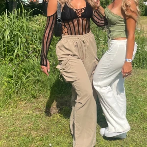 Cargo-byxa - SÅ snygga beiga cargobyxor, perfekta till vardags/fest och festivaler. Oversized fit men sitter fint baktill. Rymliga fickor och justerbar midja med dragsko. 