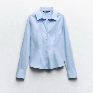 Figursydd skjorta - Har andvänt ca 2 gånger, ny skick. Från Zara och köpt för 380, köpare står för frakt💕 Skriv privat för fler bilden, bild nr 2 är inte min egna.