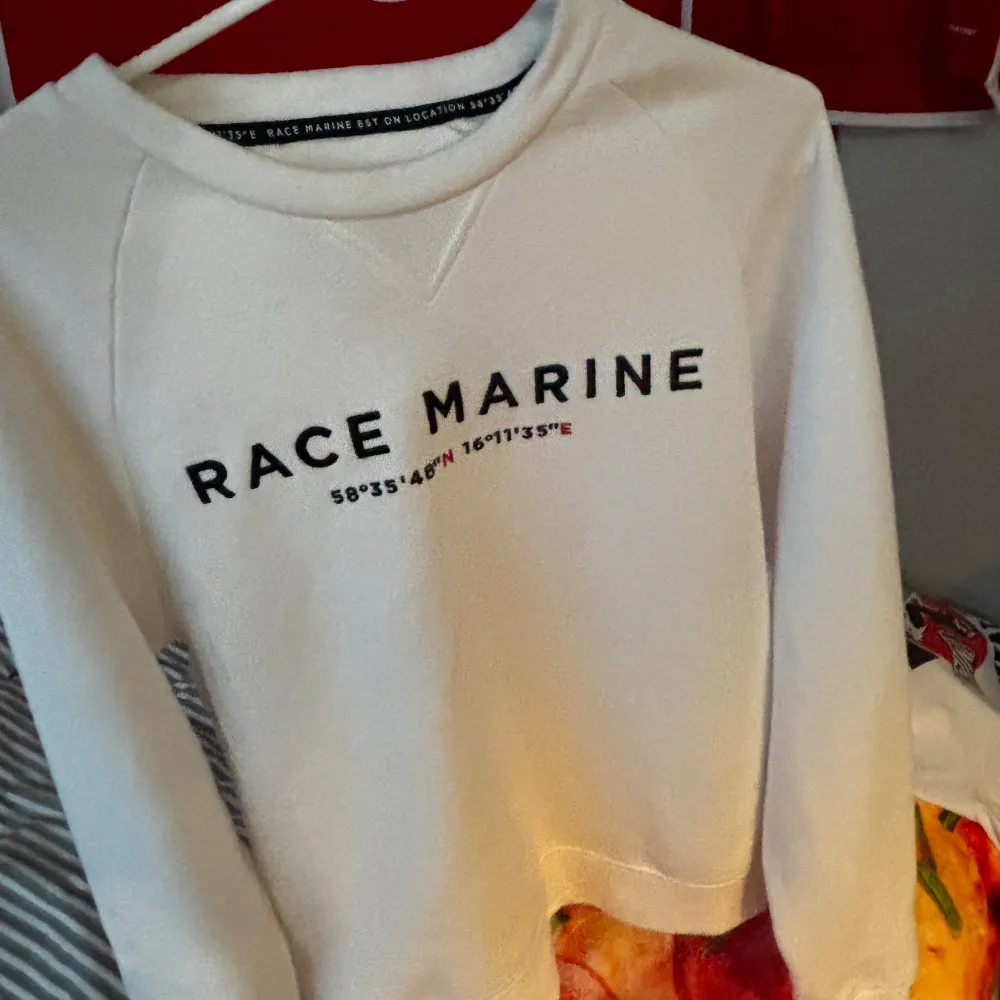 En vit racemarine tröja som passar Xs till M. Kan erbjuda billigare pris . Hoodies.