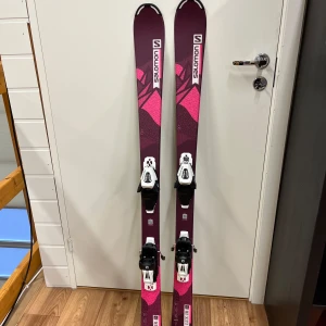 Skidor för barn 130cm  🧒  - Använd bara några gånger. Jätte fina och glider jätte bra. 130cm 