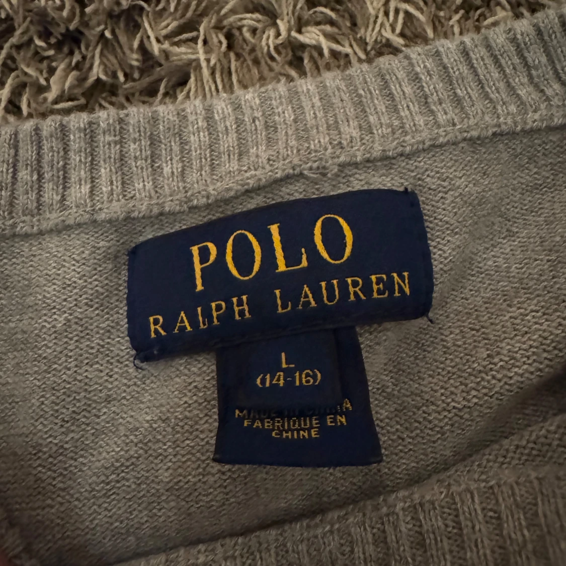 Hej jag ska sälja min Ralph lauren tröja mina föräldrar köpte den till mig när jag var liten och så glömde jag av den. Nu har jag växt ut den och så ska den säljas. - 91