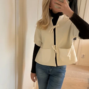 Kortärmad kofta  - Kortärmad kofta med knytning som jag sytt💕 passar xs-s