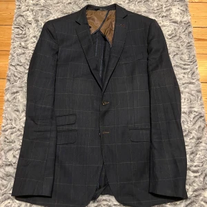 Riley Kavaj - Säljer en rutig Riley kostym i riktigt bra skick som är i storlek 52. 