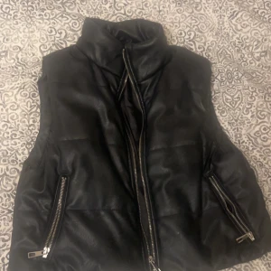 En svart väst - En väst från lager nypris 350kr kan sälja för minst 280kr eftersom den inte finns längre men skulle gå ner om det e snabbköp.