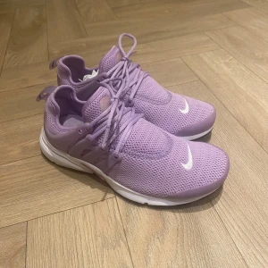 Nike prestos - Dessa har jag endast använt en gång vilket man ser under sulan då dem t.o.m knappt är smutsiga där. Köptes för ca 1400kr