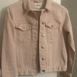 En rosa jeans jacka - En rosa jeans jacka från Kappahl använd ca 3 ggr