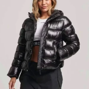 Superdry jacka  - Knappt använd. Nyskick. Passar M skulle jag säga. Storlek 44, dock små i storleken.