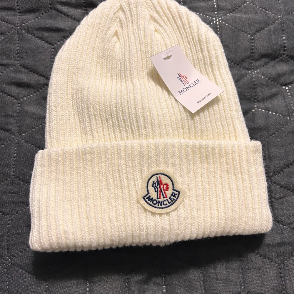 Helt ny oanvänd moncler mössa, säljs pga jag inte gillade den. Accessoarer.